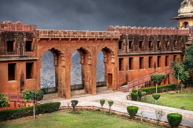 2 Days: Private Jaipur City Tour - Jagat Shiromani Ji Temple, Khole Ke Hanuman Ji, and a calm break at Jal Mahal
