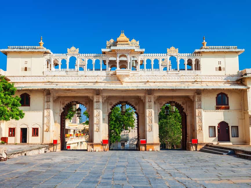 7-Day Golden Triangle Jodhpur Udaipur Tour from Delhi - Day 5: Ranakpur Jain Temple en route, then Udaipur lakes and calm