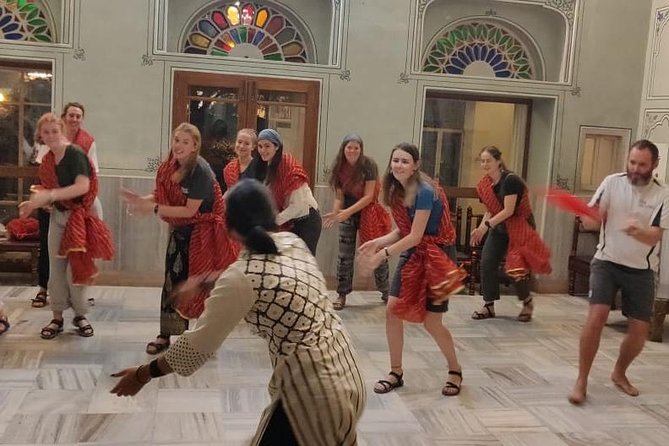 Bollywood Dance Class - Groove and shake on Hindi Movie hits ! - Finding the meeting point: Hotel Arya Niwas and the Amber Tower clue