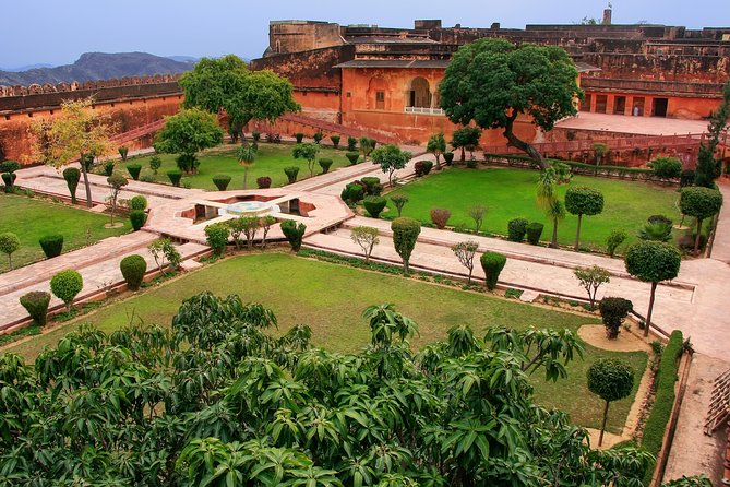 Jaipur Amer Fort, Jal Mahal & Stepwell Private Half-Day Tour - Hawa Mahal and Jagat Shiromani Ji Temple: two free stops that round out the day