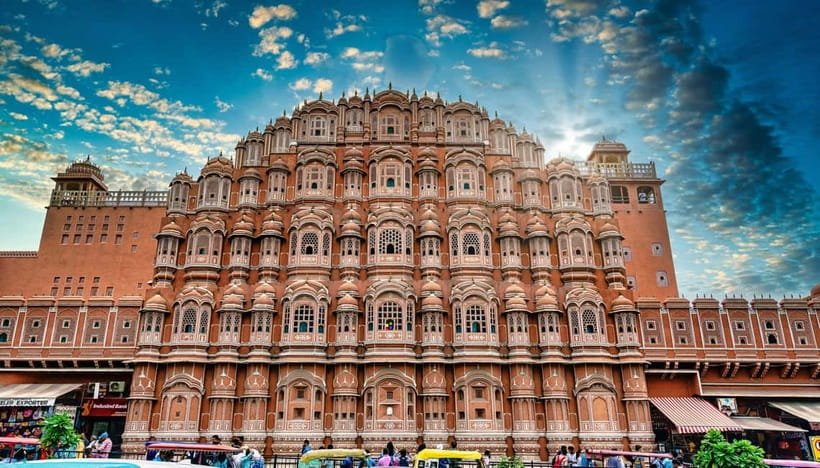 Jaipur: City Tour Full-Day Sightseeing with Guide - Hawa Mahal and Panna Meena ka Kund: where the day starts visually strong
