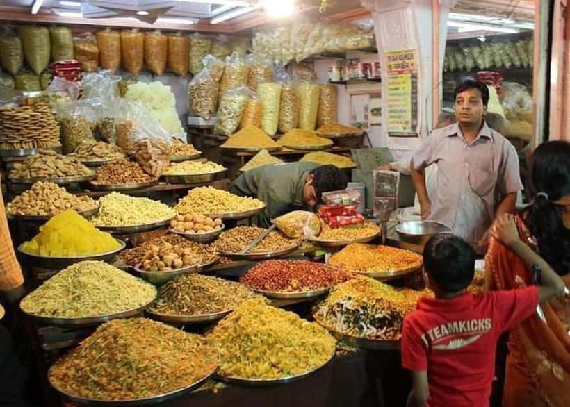 Jaipur: Guided History Walking Tour with Food Tasting - Chaura Rasta: Photo stop, tea, and your first street-food lessons