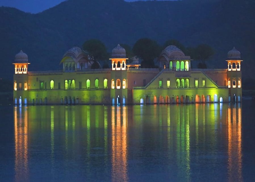 Jaipur: Night Tour of Amer & pink city by an open air jeep - Jal Mahal quick stop: the water palace view moment
