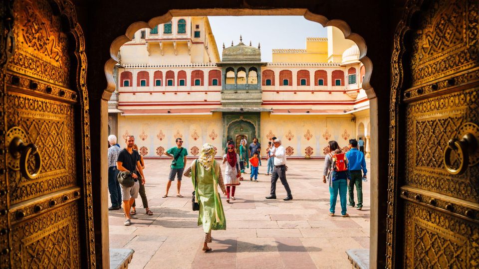 Jaipur Sightseeing by Tuk-Tuk: Temples, Palaces & Markets - Jal Mahal at Man Sagar Lake: a photo stop with an easy rhythm