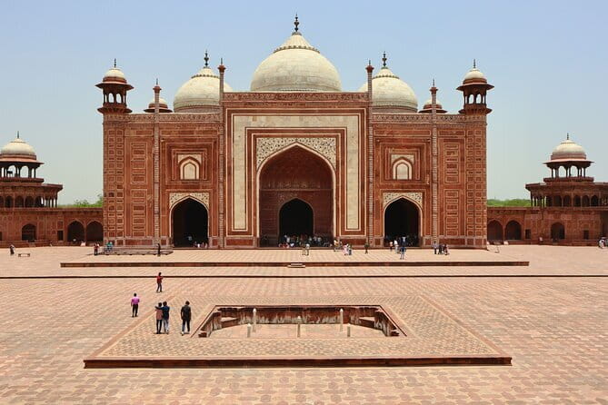Jaipur to Agra Day Trip with Fatehpur Sikri and Abhaneri - A 250 km morning run: how the road time shapes the day