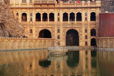 Local breakfast & full city tour by TukTuk - Amber Fort on foot: views over Maota Lake and a fort worth the walking