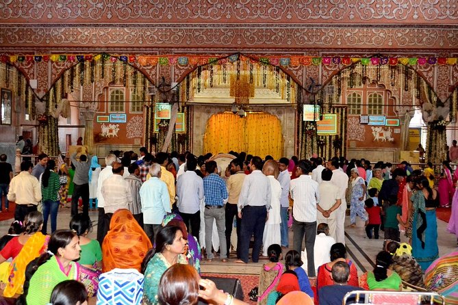 Private 6 Hours: Jaipur Temples Tour - Getting Picked Up (8:00–11:00 AM) and Moving Between Stops